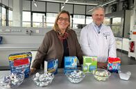 Der Haushalts-Check – Womit spült es sich am besten? Den beliebten Spülmaschinentabs, den höherpreisigen All-in-One-Pods, oder greift man vielleicht doch am besten ganz klassisch zum Pulver? Diese und viele weitere Themen bespricht Yvonne Willicks (l) mit Mikrobiologe Prof. Dirk Bockmühl.