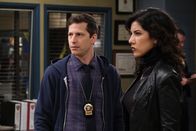 Brooklyn Nine-Nine – Jake Peralta (Andy Samberg, l.); Rosa Diaz (Stephanie Beatriz, r.)