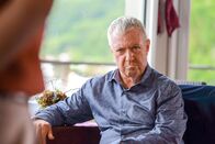 Death in Paradise – Hugh Davenport (John Sessions) der Vorsitzende des Jachtclubs und Veranstalter der Auktion wird verdächtigt, den Mord begangen zu haben. Die Ermittler vernehmen ihn.