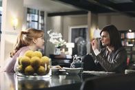 Castle – Alexis (Molly C. Quinn, l.) findet es schön, dass Kate (Stana Katic, r.) vorübergehend bei ihnen wohnt. Sie hätte nichts dagegen, wenn dies zum Dauerzustand werden würde.