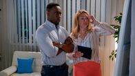 Rote Rosen – Britta (Jelena Mitschke) überrascht Hendrik (Jerry Kwarteng) mit der Idee, mit ihm eine Gemeinschaftspraxis zu eröffnen.; ARD ROTE ROSEN FOLGE 4063 Uhr im ERSTEN. Britta (Jelena Mitschke) überrascht Hendrik (Jerry Kwarteng) mit der Idee, mit ihm eine Gemeinschaftspraxis zu eröffnen.