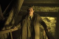 Babylon Berlin – Gefährliches Pflaster: Jänicke (Anton von Lucke) ist nachts in Berlin allein unterwegs.