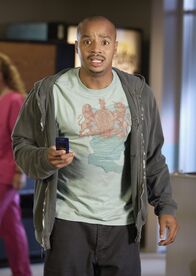Scrubs - Die Anfänger – Turk (Donald Faison) passiert ein Malheur: Er hat eine Videokamera organisiert, damit Carlas Schwester über Online Streaming die Geburt live mitverfolgen kann. Carla ist gerührt, doch erkennt ebenso wie Turk wenig später, dass das Video versehentlich auch auf allen Fernsehern im Krankenhaus übertragen wird ...