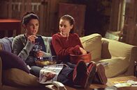 Gilmore Girls – Lorelai (Lauren Graham, l.) muss sich ein Eingeständnis machen, während Christophers Freundin großes Interesse an Rory (Alexis Bledel, r.) zeigt ...