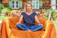 SOKO Kitzbühel – Die Frau des zweiten Opfers, Mia Jahic (Simone Hanselmann), rückt als Chefin nach, schottet die Gemeinschaft weiter ab und ist nur wenig hilfreich bei den Ermittlungen.