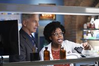 Navy CIS – Leroy Jethro Gibbs (Mark Harmon, l.); Kasie Hines (Diona Reasonover, r.)