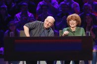 Wer weiß denn sowas? – Rateteam-Kapitän Bernhard Hoëcker (l.) und die Schauspielerin Hannelore Hoger (r.) bilden ein Rateteam.