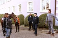WaPo Bodensee – Paul Schott (Tim Wilde, 3.v.l.) und Nele Fehrenbach (Floriane Daniel, 2.v.r.) informieren Jenny (Giulia Goldammer, 2.v.l.) und Justus Guldenstein (Bert Tischendorf, r.) über den Tod des Bruders. Alma Bading (Despina Pajanou, l.), die langjährige Stallmeisterin des Gestüts, ist schockiert.