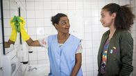 Die Pfefferkörner – Auf einer öffentlichen Toilette lernt Lisha (Emma Roth, rechts) die Nigerianerin Anulika (Adisat Semenitsch) kennen.