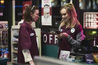 Burn – L-R: Melinda (Tilda Cobham-Hervey) und Sheila (Suki Waterhouse).