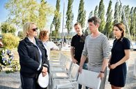 WaPo Bodensee – Nele (Floriane Daniel, l.) und Julia (Wendy Güntensperger, 2.v.l.) befragen Andreas Holler (Thomas Douglas, M.), Thomas Rade (Thomas Clemens, 2.v.r.) und Jennifer Block (Julia Grafflage, r.), die die Trauerfeier für das Mordopfer vorbereiten.