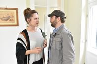 jerks. – Nachdem Christian Ulmen (r.) seiner Freundin Emily (Emily Cox) (l.) fremdgegangen ist, sehen sich beide zu Hause. Ahnt Emily etwas?