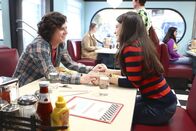 The Middle – Während Axl (Charlie McDemott, l.) sich heimlich mit Lexie (Daniela Bobadilla, r.) trifft, schicken Frankie und Mike Brick zu einem Jesus-Jam-Wochenendcamp ...