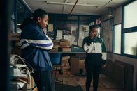 The Outlaws – Christian Taylor (Gamba Cole, l.); Esme (Aiyana Goodfellow, r.)
