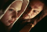 Das Mädchen mit dem Perlenohrring – MDR Fernsehen DAS MÄDCHEN MIT DEM PERLENOHRRING, "The Girl With A Pearl Earring" Uhr. Der Maler Johannes Vermeer (Colin Firth) findet in dem Dienstmädchen Griet (Scarlett Johansson) ein bezauberndes Modell.