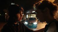 Schneller als die Angst – Johanna (Lisa Hrdina) glaubt zu wissen, was mit Sunny (Friederike Becht) los ist.
