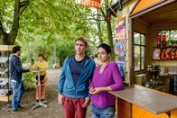 Löwenzahn – Arme Minoo, denken Fritz (Guido Hammesfahr, l.) und Yasemin (Sanam Afrashteh, r.), ohne Fahrradprüfung kein Ausflug zum Raumfahrtzentrum.