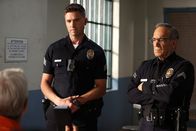 The Rookie – Bradford (Eric Winter, l.) hat die schwere Aufgabe, Officer Jerry McGrady (Peter Onorati, r.) zu überzeugen, in Rente zu gehen.