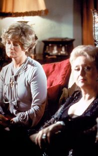 Columbo – (v.li.) Celeste Holm (Phyllis), Joyce Van Patten (Ruth).