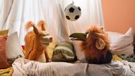 Rudis Rabenteuer – Rudi (Lennart Morgenstern) und Ella (Anna Menzel) sind schon sehr gespannt, wer das Fußballspiel gewinnen wird.
