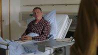 Frühling – Franz Gruckler (Johann Schuler) macht sich Sorgen, dass während seines Krankenhausaufenthalts seine Almhütte beschädigt werden könnte.