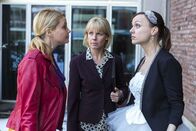Danni Lowinski – Die Freundinnen Danni (Annette Frier, l.) und Bea (Nadja Becker, r.) geraten in einen heftigen Streit. Doch kann Frau Peikert (Cordula Stratmann, M.) die beiden beruhigen?; Die Freundinnen Danni (Annette Frier, l.) und Bea (Nadja Becker, r.) geraten in einen heftigen Streit. Doch kann Frau Peikert (Cordula Stratmann, M.) die beiden beruhigen?