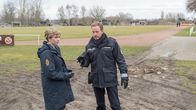 SOKO Wismar – Kai Timmermann (Mathias Junge) hat seine ganz eigene Theorie zu ermordeten Zwillings-Schwestern. Was, wenn der Täter die Zwillinge verwechselt hat und damals eigentlich Sarah umbringen wollte? Dann hätte er jetzt einfach beendet, was er damals angefangen hat. Doch Stine Bergendal (Sidsel Hindhede) will lieber ermitteln, als krude Theorien aufzustellen… Oder liegt Timmermann gar nicht so falsch?