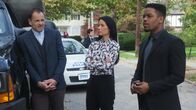 Elementary – (v.l.n.r.) Sherlock Holmes (Jonny Lee Miller); Dr. Watson (Lucy Liu); Detective Marcus Bell (Jon Michael Hill)