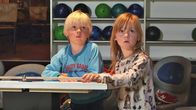 Ich bin Ich – Lola und Flint sind beim Bowling. Beide wollen wissen, wie viele Pins beim letzten Wurf umgefallen sind.