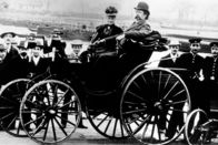 Great Inventions - Meilensteine der Technik – Bertha and Karl Benz in einem Auto