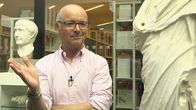 SMS - Schwanke meets Science – Karsten Schwanke im Foyer des Deutschen Archäologischen Instituts, das sich mit den großen Fragen der Menschheit beschäftigt.