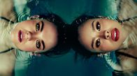 Good Trouble – v.li.: Callie Adams Foster (Maia Mitchell), Mariana Adams Foster (Cierra Ramirez)
