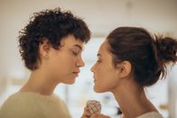 neoriginal: Push – Nachdem Dr. Mohn (Katia Fellin, r.) Greta (Lydia Amasko, l.) von ihrer Vergangenheit erzählt hat, scheint die Mauer zwischen ihnen gebrochen. Können sie auf dieser Basis neue Nähe zulassen?