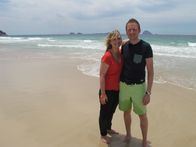 Verrückt nach Meer – Zweiter Offizier Christian und Entertainment-Managerin Cori anlässlich Coris Geburtstag am Strand in Rio de Janeiro, Brasilien.