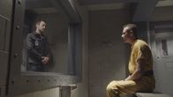 Hawaii Five-0 – Kann Serienkiller Edward Sears (Ryan Locke, r.) Steve (Alex O'Loughlin, l.) und seinem Team behilflich sein, ihren aktuellen Fall zu lösen?
