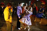 The Middle – Beim Square-Dance-Wettbewerb, zu dem sie von Brad (Brock Ciarlelli, l.) überredet worden ist, stiehlt Sue (Eden Sher, r.) jedem die Show ...