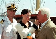 Unter weißen Segeln – Kapitän Klaus Berger (Peter Kremer, links) zeigt Weinbau-Millionär Karl von Hainburg (Peter Weck) und seiner launischen Gattin Susan (Marion Mitterhammer) das Schiff.