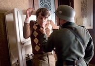 Marcel Reich-Ranicki: Mein Leben – Die Wohnung der Reichs wird von Deutschen geplündert. Von links: Alexander (Alexander Khoun) und Soldat (Oli Bigalke)
