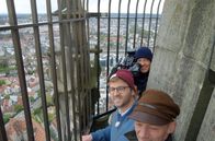Zengleins Zehn – Moderator Johannes Zenglein (Mitte) und Turmwart Florian Gumper auf der Kranzgalerie des Ulmer Münsters.