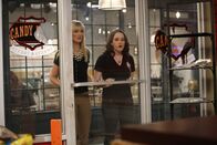 2 Broke Girls – Max (Kat Dennings, r.) und Caroline (Beth Behrs, l.) können es nicht glauben: Der Süßwarenladen von Candy Andy ist tatsächlich geschlossen ...