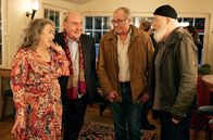 Rentnercops – Klaus Schmitz (Hartmut Volle, 2.v.r.) und Reinhard Bielefelder (Bill Mockridge, r.) treffen in der Theater-Bar auf Uta (Isabel Trimborn, l.) und Plocher (Michael Prelle, 2.v.l.).