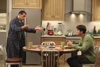 Two and a Half Men – Während Alan (Jon Cryer, l.) weiterhin eine Affäre mit Lyndsey hat, feiert Walden (Ashton Kutcher, r.) eine wilde Party mit Jenny und ihren Freundinnen ...