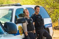 Hawaii Five-0 – Als ein unzerstörbarer High Tech-Anzug gestohlen wird, müssen Steve (Alex O'Loughlin, r.) und Danny (Scott Caan, l.) ermitteln, um den Täter zu fassen ...