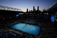 Tennis: Australian Open – Gesamtansicht der Rod Laver Arena während des Einzelspiels der vierten Runde zwischen Taylor Fritz aus den Vereinigten Staaten und Stefanos Tsitsipas aus Griechenland am achten Tag der Australian Open 2022 im Melbourne Park am 24. Januar 2022 in Melbourne, Australien.