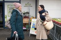 Rote Rosen – Tina (Katja Frenzel, r.) hadert vor Britta (Jelena Mitschke, l.) damit, dass Bens Verklemmtheit, einer erfolgreichen Paartherapie im Weg steht.