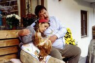 Die Rosenheim-Cops – Kommissar Hofer (Joseph Hannesschläger) mistet täglich den Stall aus und einmal wöchentlich tröstet er seine Schwester Marie (Karin Thaler) wegen Liebeskummer.