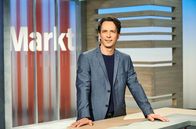 Markt – Jo Hiller moderiert die Sendung "Markt" im NDR Fernsehen