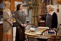 2 Broke Girls – Herausforderung: Der aktuelle Auftrag für Max (Kat Dennings, M.) und Caroline (Beth Behrs, l.) ist es, für die Bar Mitzwa einer jüdischen Familie koschere Cupcakes zu backen. Mit diesen Traditionen kennen sie sich allerdings überhaupt nicht aus und müssen sich erst einmal Wissen aneignen. Ob sie diese Hürde meistern?; Herausforderung: Der aktuelle Auftrag für Max (Kat Dennings, M.) und Caroline (Beth Behrs, l.) ist es, für die Bar Mitzwa einer jüdischen Familie koschere Cupcakes zu backen. Mit diesen Traditionen kennen sie sich allerdings überhaupt nicht aus und müssen sich erst einmal Wissen aneignen. Ob sie diese Hürde meistern?