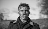 Der Hauptmann – Der Verfolgung durch die eigenen Landsleute knapp entkommen: der Deserteur Willi Herold (Max Hubacher), bevor er in die Uniform und Identität eines Hauptmanns schlüpfen kann.