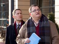In aller Freundschaft – Hans-Peter Brenner (Michael Trischan, rechts) hat eine urologische Fachfrage an Dr. Rolf Kaminski (Udo Schenk) und fängt diesen vor der Klinik ab. Doch Kaminski entdeckt auf dem Klinikdach Emil Lerchfeld, der ziemlich nah am Rand steht.